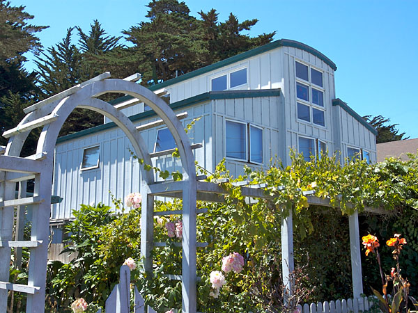 Seacliff Aptos cottage rental - front trellis